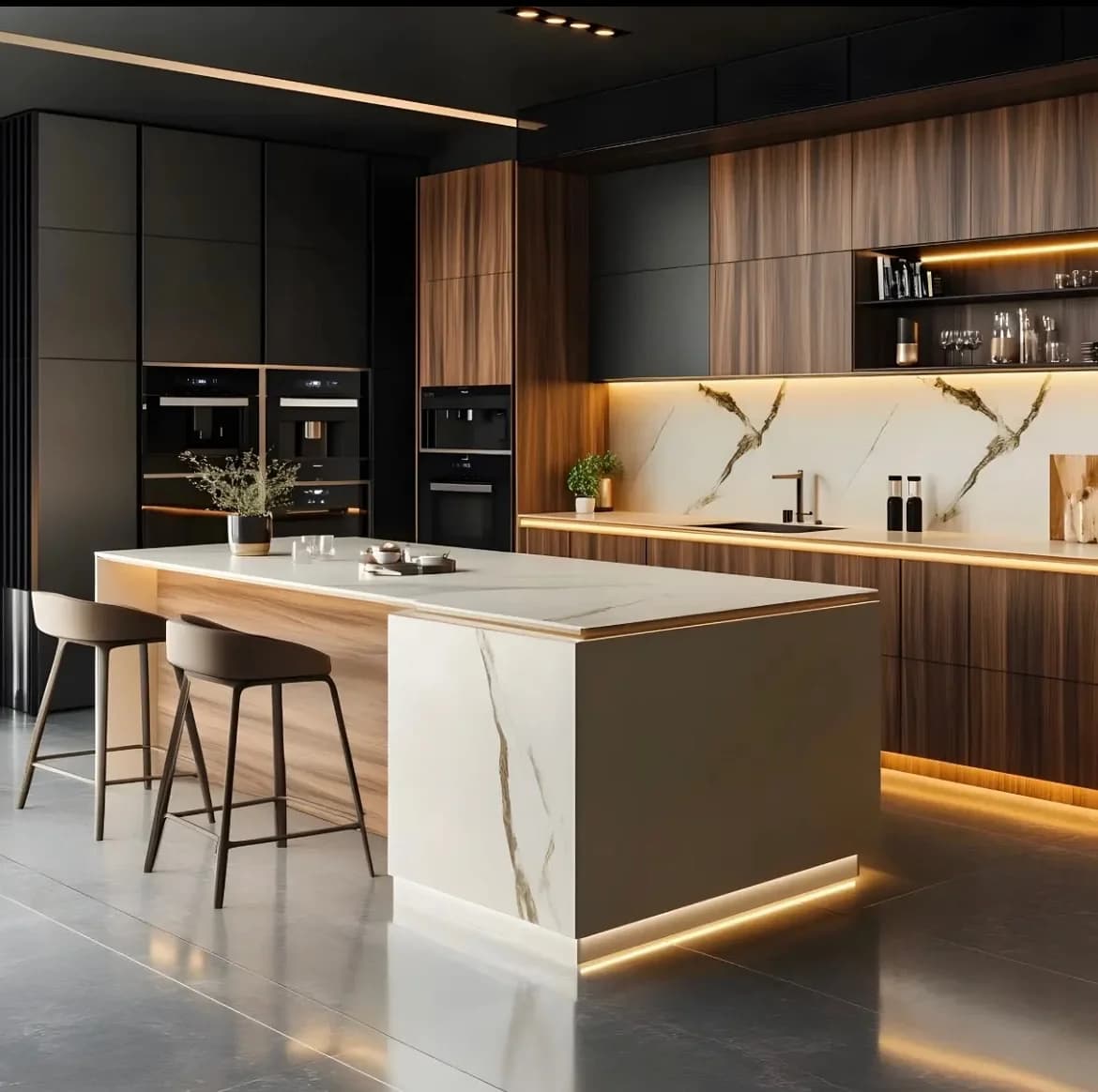 Cocina a medida en Málaga fabricada por Curve Cocinas - roble, negro e isla en Calacatta, a precio de fábrica